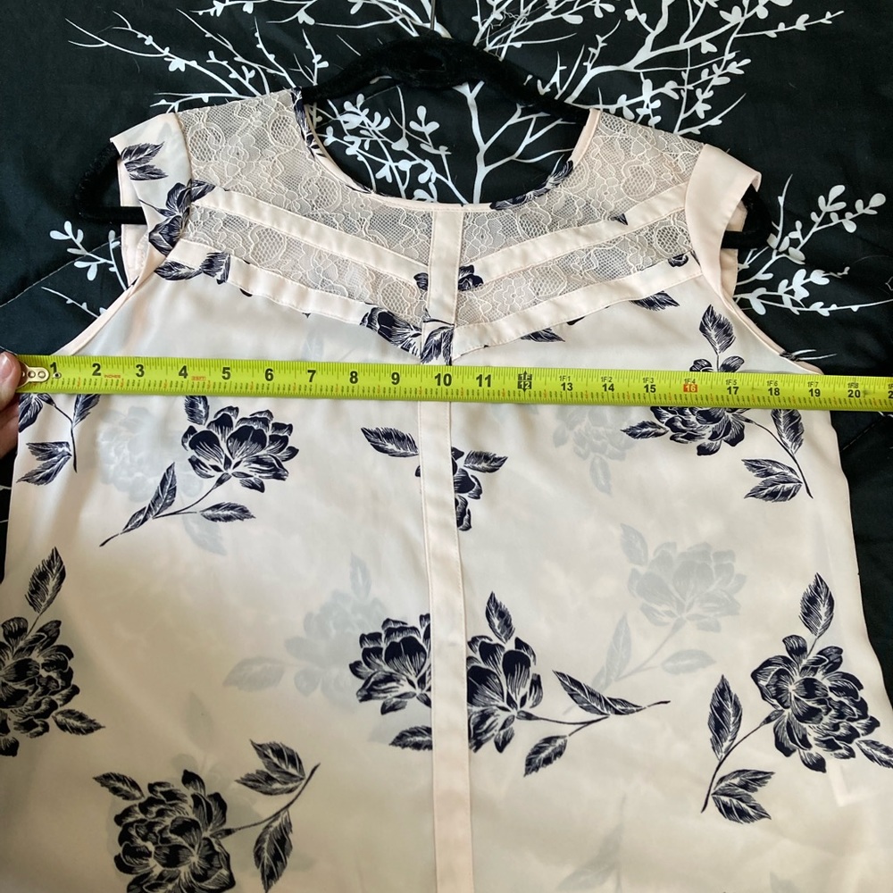 Beautiful floral blouse, women’s size medium. - Picture 10 of 12